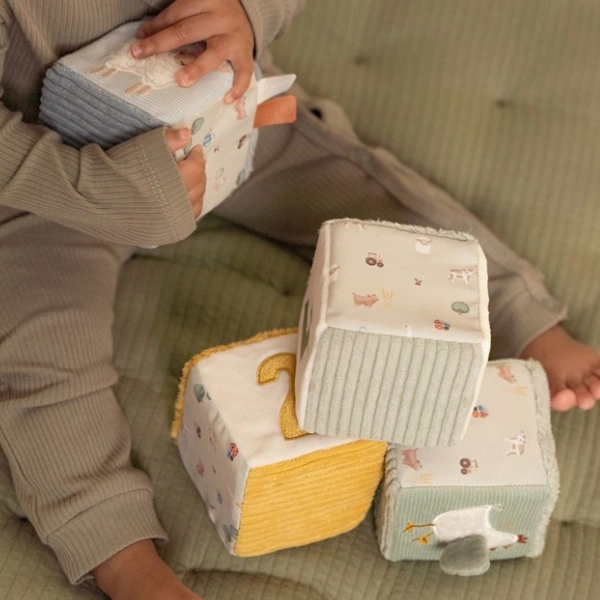 Cubos blanditos pequeña granja Little Dutch